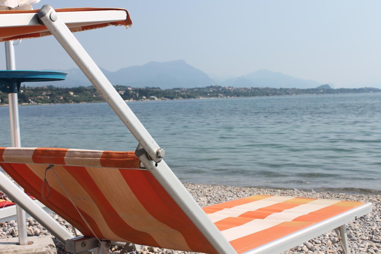 Lake Garda Beach Hostel Padenghe sul Garda Exterior photo